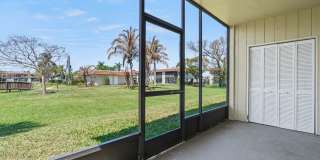 Must see 1st floor, end unit with lots of natural light in St Lucie Gardens. Gallery 21