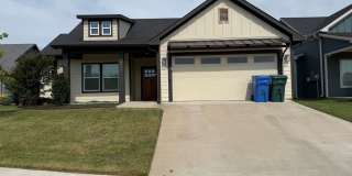 BEAUTIFUL CUSTOM HOME 3/2/2 MAGNOLIA VILLAGE SHERMAN TX FOR LEASE! Gallery 1
