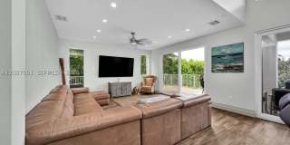 1076 NE Little River Dr Gallery 10