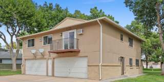 Charming 2BR Townhome w/ Attached Garage in Prime Lakewood Location! Gallery 20