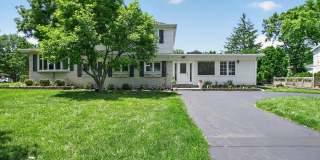 Spacious Stunning 3 BR House in Mount Prospect W/ Office/Playroom on Corner Lot Gallery 1
