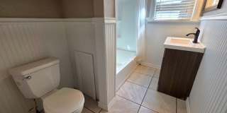 Adorable 3 Bedroom Bungalow Across from Mercy Hospital $1395!!! Gallery 5