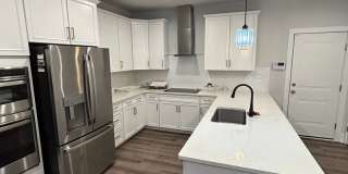 MOVE IN READY 2BEDROOM TOWNHOUSE Gallery 1