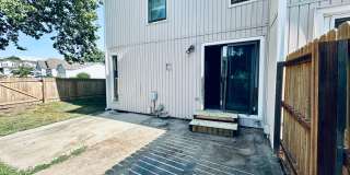 {1423} Updated Townhome + Two Car Garage + Fenced Yard + Lawncare Included Gallery 14