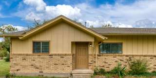 3 Bed / 3 bath Traditional Corner Lot home Gallery 1