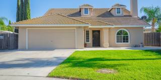 BEAUTIFUL 4 BEDROOM HOME WITH SWIMMING POOL! Gallery 1