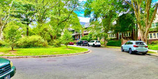 Spacious 6 bedroom 3.5 bath Tudor Townhouse w/Deck close to Georgetown University & Hospital Gallery 65