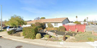 LOCATION LOCATION...CONVENIENTLY LOCATED NEAR 880...3 BED AND 2 BATH WITH LARGE FAMILY ROOM! Gallery 1