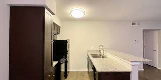 Pool Side Condo! Gallery 7