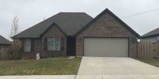 Charming 4 Bedroom / 2 Bathroom - Bentonville Home Gallery 1