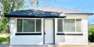 Darling Cottage with Huge Yard! Gallery 1