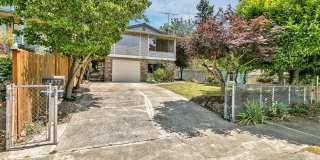 Fully Renovated 3BD Upper Duplex with Garage & Garden in West Seattle Gallery 1