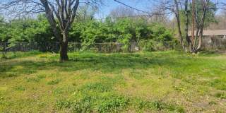 2 Bedroom House Backyard! Gallery 4