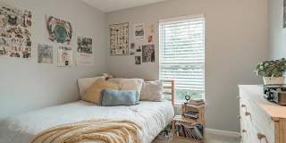 Beautiful & Comfortable 3 Bed 4 Bath End Unit Gallery 12