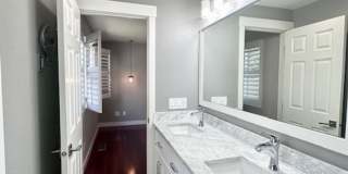 Charming 4 Bedroom Residence with Expansive Yard Gallery 18