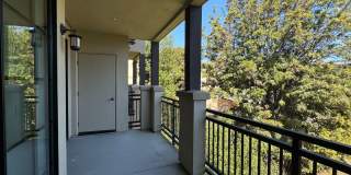 Updated Top Floor Unit -- Perfect Commuter Location -- Walking Distance to Laurel Street -- Must See! Gallery 19