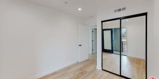 6811 Gloria Ave Gallery 21