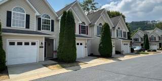 Great Location!  Townhouse with a Garage Gallery 1