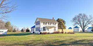 3 bedroom, 2 bathroom Quiet Retreat With Scenic Views-Mansfield, Illinois Gallery 1