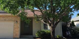 Beautiful single level townhouse located in quiet northwest area. Gallery 1