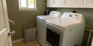 Sunny and spacious 3 bed, 2.5 bath house with living and family room, with huge back yard! Gallery 14