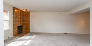 Beautifully Maintained Townhome with Fantastic Amenities Gallery 6