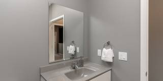 Fully Furnished Townhome Blocks Away From Downtown Gallery 31