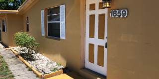 Large 4-2 with fenced backyard Gallery 3