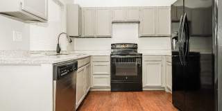 2 WEEKS FREE RENT PLUS  FREE iPad or 55” TV if moved in by 4/30! Comfortable 3bd/1ba Home Close to Trails, Shopping, and Easy Commutes Gallery 8