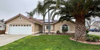 Spacious, open and upgraded home in Northwest Hanford....with 30 solar panels!!! Gallery 1