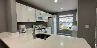 Renovated 2/2 Villa with Fenced in Backyard Gallery 7