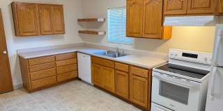Updated 3-bedroom, 1 bath triplex in Springfield! Gallery 17