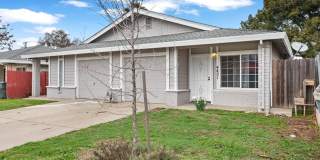 Adorable 2/1 Duplex with Garage! Cute As A Bug! PLEASE READ ENTIRE AD FOR VIEWINGS! Gallery 1