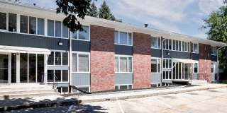 Top-Floor 2-Bedroom Apartment with Vaulted Ceilings! Gallery 15
