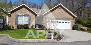 Spacious 2 Bd - 2 Ba Condo in North Knoxville w/ 2 Car Garage! END UNIT! Gallery 1