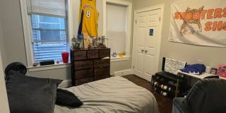Great 4 bedroom w/ 2 full bathrooms - Northeastern Gallery 1