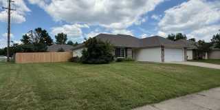 3 bed 2 bath Home with fenced in backyard Gallery 3