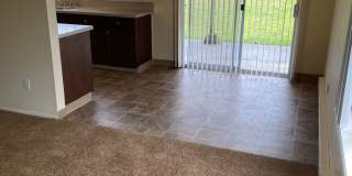 (473) Walnut Duplex - 2 Bedroom / 1 Bathroom Gallery 3