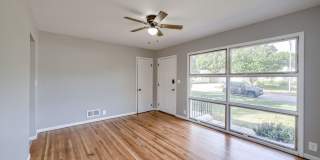 2 Bedroom With Oversized Garage & Prime Location Near 90th & Blondo!! Gallery 4