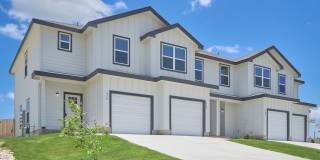 Hunters Ranch Beauty! 3 Bedroom 2 1/2 Bath Townhome Gallery 1