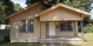 This beautifully remodeled 3‑bedroom, 1‑bath house in NLR $1,050/month. Gallery 1