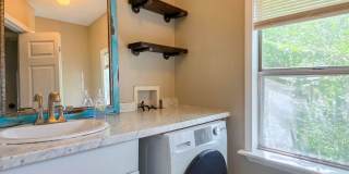 Charming 3 Bed 1.5 Bath home walkable to campus Gallery 12