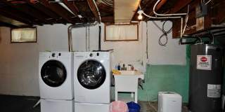 Charming 2 bed 1 bath bungalow with 2nd living room Gallery 32
