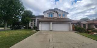 5 Bedroom Home Behind the Gate of Wisteria Place Gallery 3