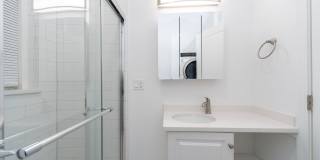 Charming 4 Bedroom- No Broker Fee Gallery 9