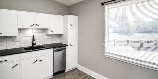 Top-Floor 2-Bedroom Apartment with Vaulted Ceilings! Gallery 7