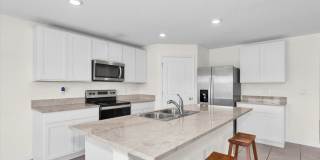 Available now in Wimauma | Spacious 5BR Home with 2,600+ Sqft Gallery 8