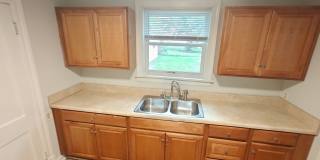 3 BR / 1.5 BA Cute Cape Cod with a garage for Rent in Lakeside! Gallery 7