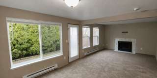 2 Week Special - 3BR Home w/ Garage, Yard & Fireplace Gallery 6