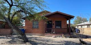 Quaint 2 Bedroom and 1 Bath Duplex! Perfect for UofA Students! Gallery 1